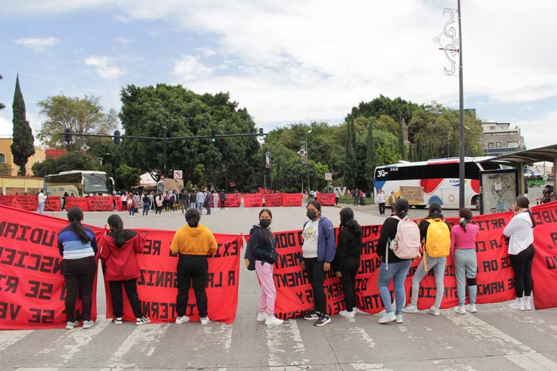Normalistas de Teteles exigen diálogo y paralizan circulación en el 5 de Mayo