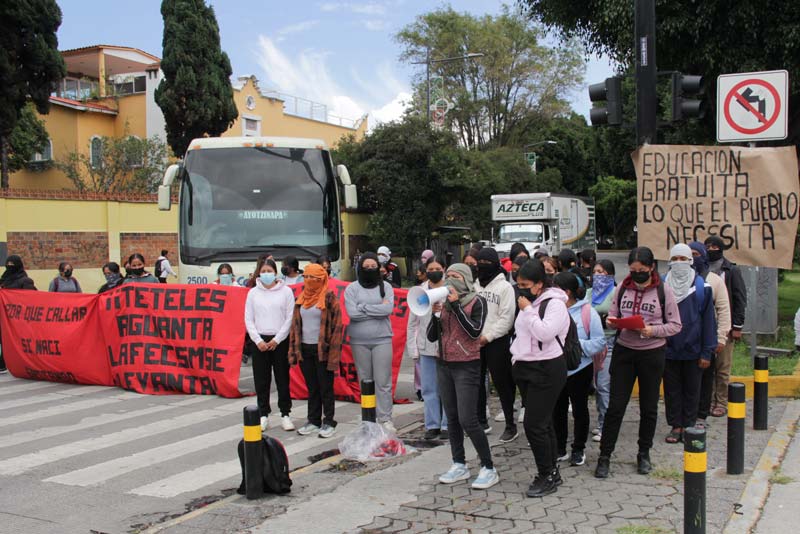 Normalistas de Teteles exigen diálogo y paralizan circulación en el 5 de Mayo