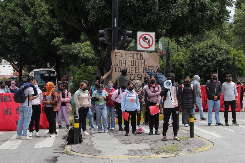 Normalistas de Teteles exigen diálogo y paralizan circulación en el 5 de Mayo