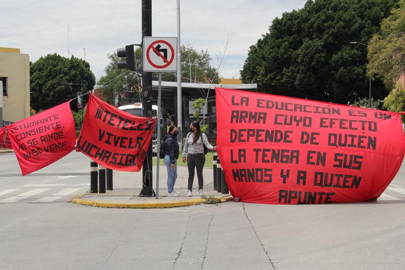 Normalistas de Teteles exigen diálogo y paralizan circulación en el 5 de Mayo