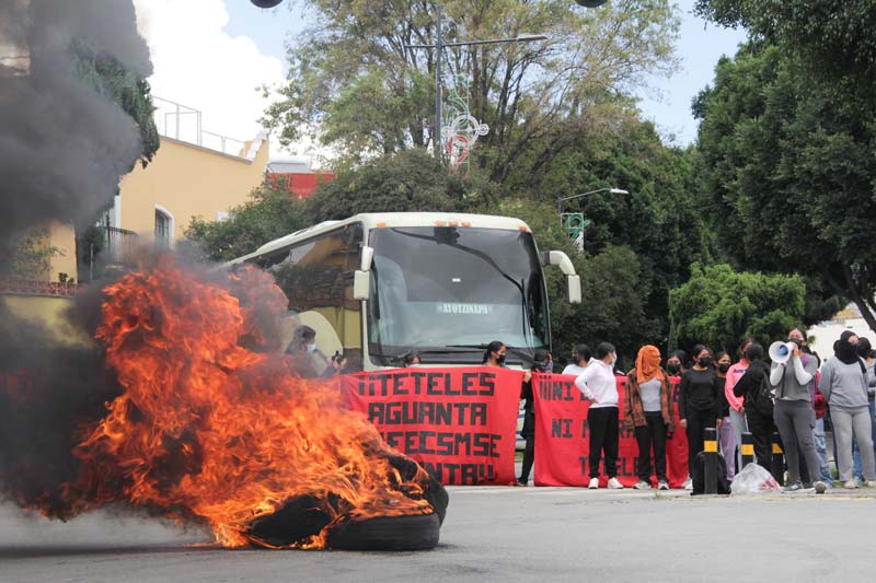 Normalistas de Teteles exigen diálogo y paralizan circulación en el 5 de Mayo