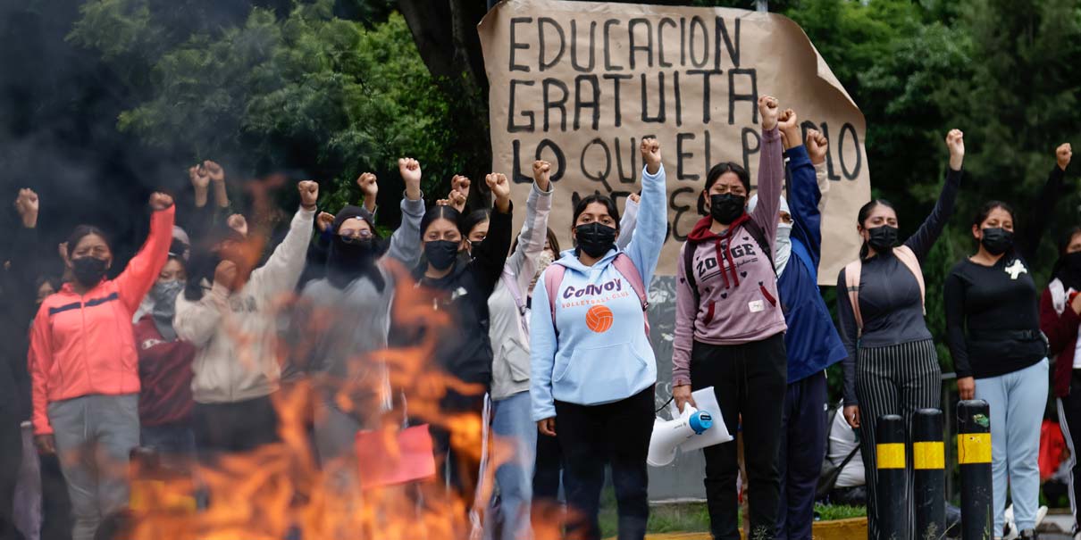 Normalistas de Teteles exigen diálogo y paralizan circulación en el 5 de Mayo