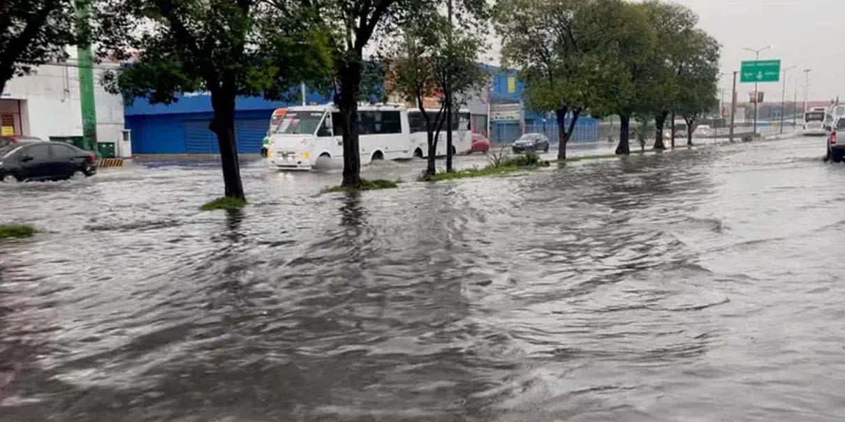 Río Atoyac se desborda en Puebla tras fuertes lluvias; reportan daños en la ciudad