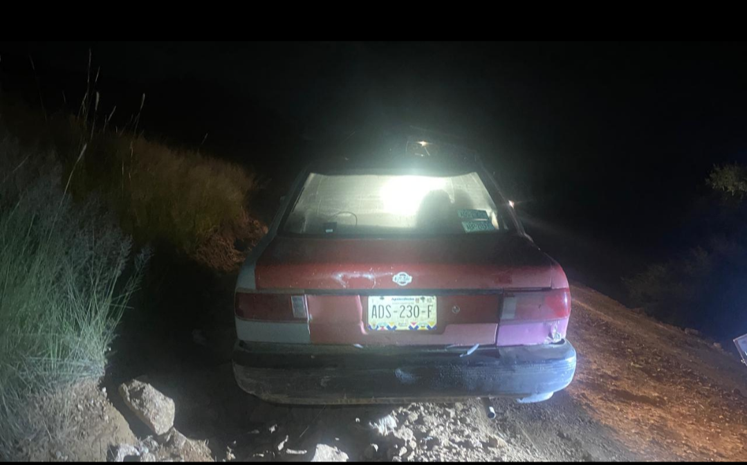 Hallan abandonado un vehículo con reporte de robo