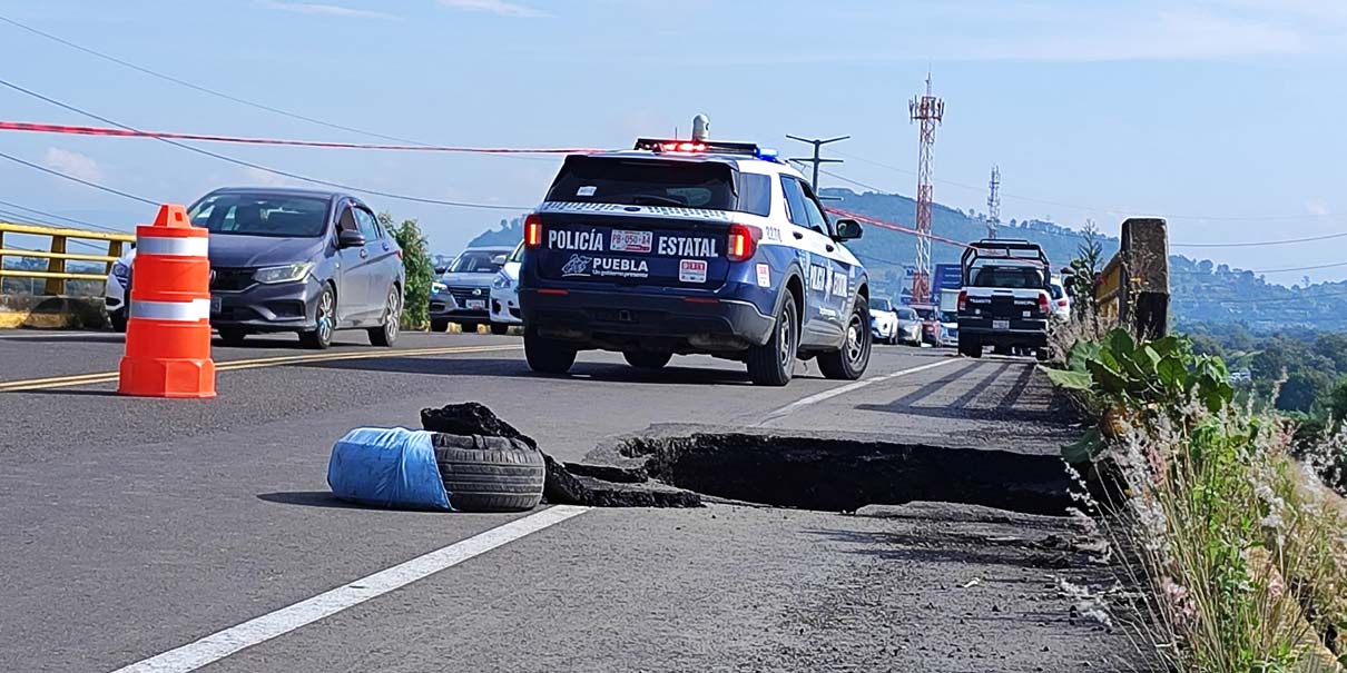 Socavón en Huejotzingo obliga a cerrar el tránsito hacia el aeropuerto
