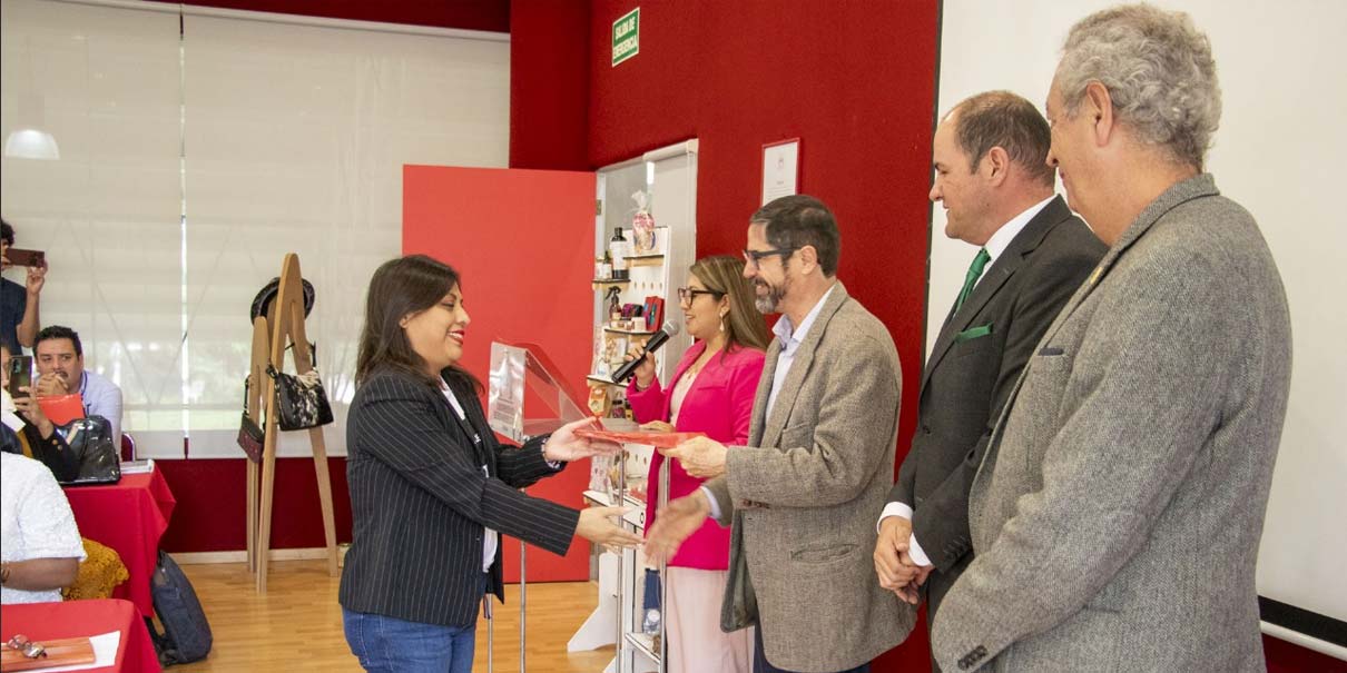 Ibero Puebla y VWFS fortalecen 54 microempresas con programa de capacitación