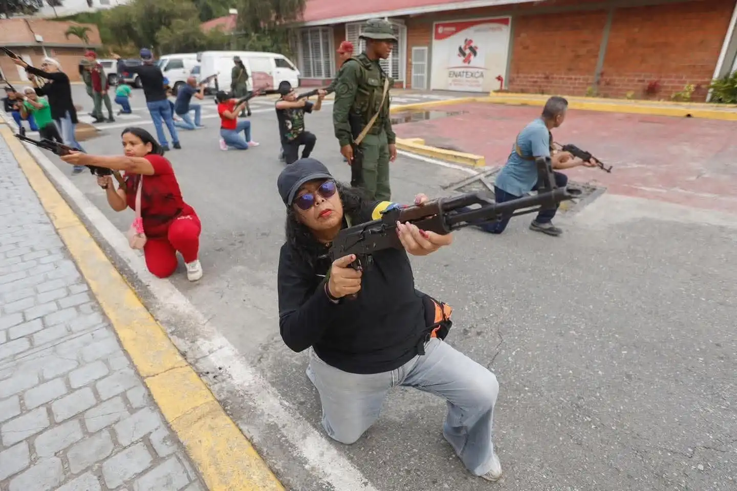 &#8216;Los cuarteles van al pueblo&#8217;: Venezuela alista a civiles en jornadas militares ante tensión con Estados Unidos