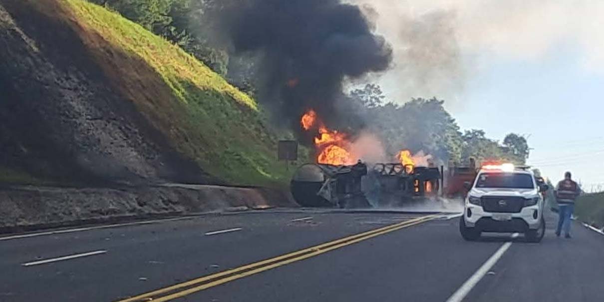 Volcadura de pipa en Huauchinango provoca caos vial y cierre de autopista