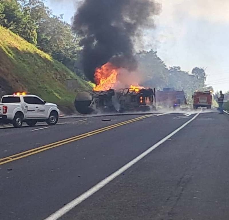 Volcadura de pipa en Huauchinango provoca caos vial y cierre de autopista