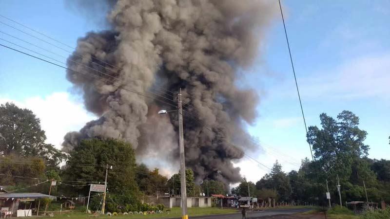 Volcadura de pipa en Huauchinango provoca caos vial y cierre de autopista