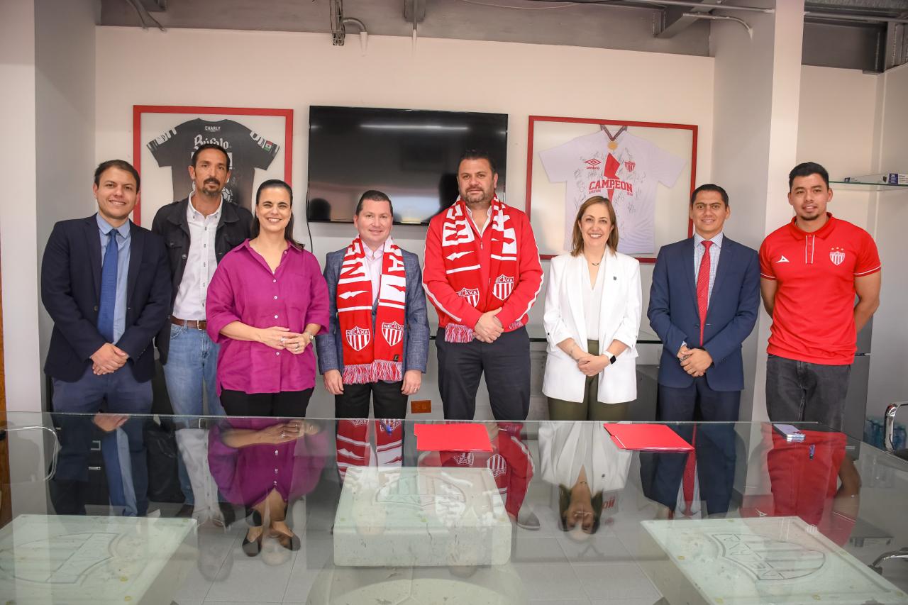 UP firma alianza con el Club Necaxa para fomentar educación y deporte
