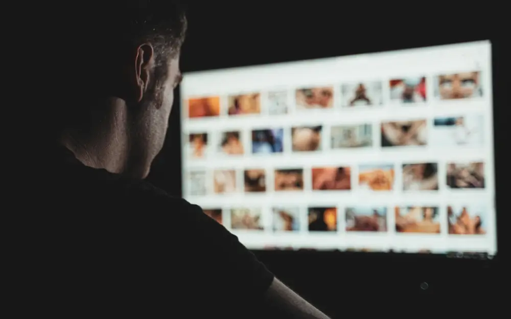 Stealerium: programa espía que captura imágenes de usuarios viendo pornografía para &#8216;chantajearlos&#8217; después