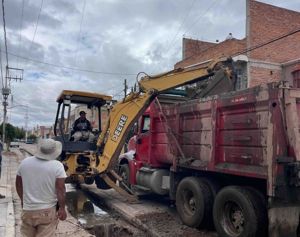 MIAA rehabilita red de alcantarillado en Versalles II