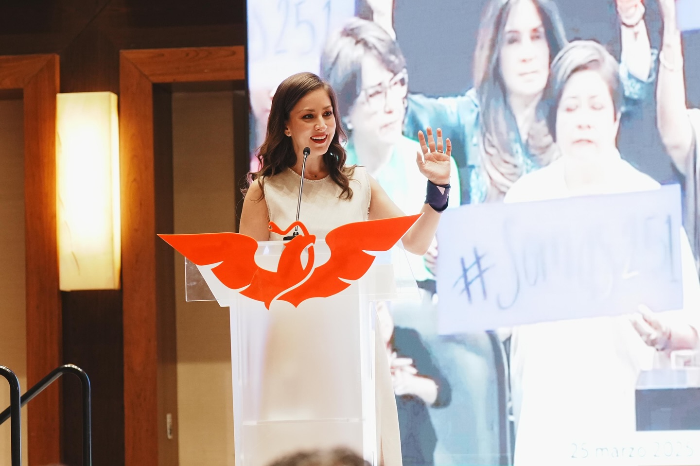 Anayeli Muñoz rinde su primer informe legislativo y pide congruencia en la política