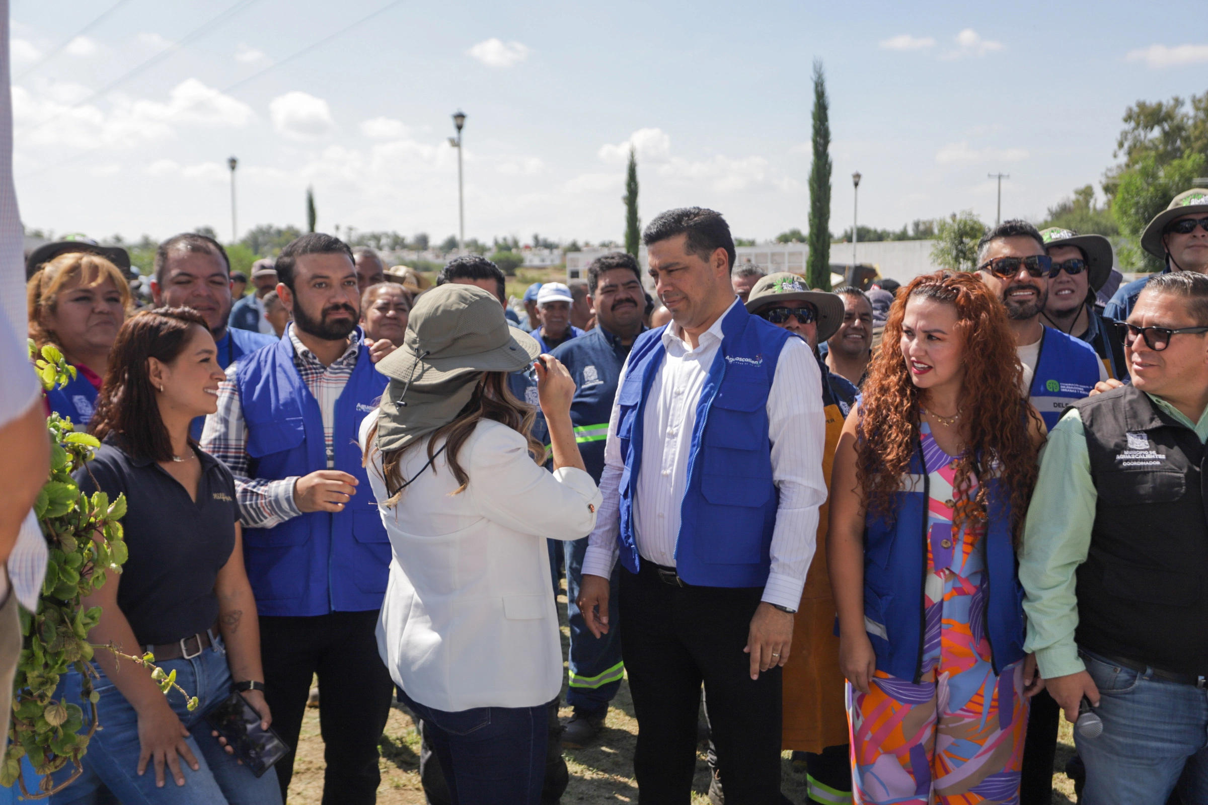 Entrega alcalde uniformes a trabajadores de municipio