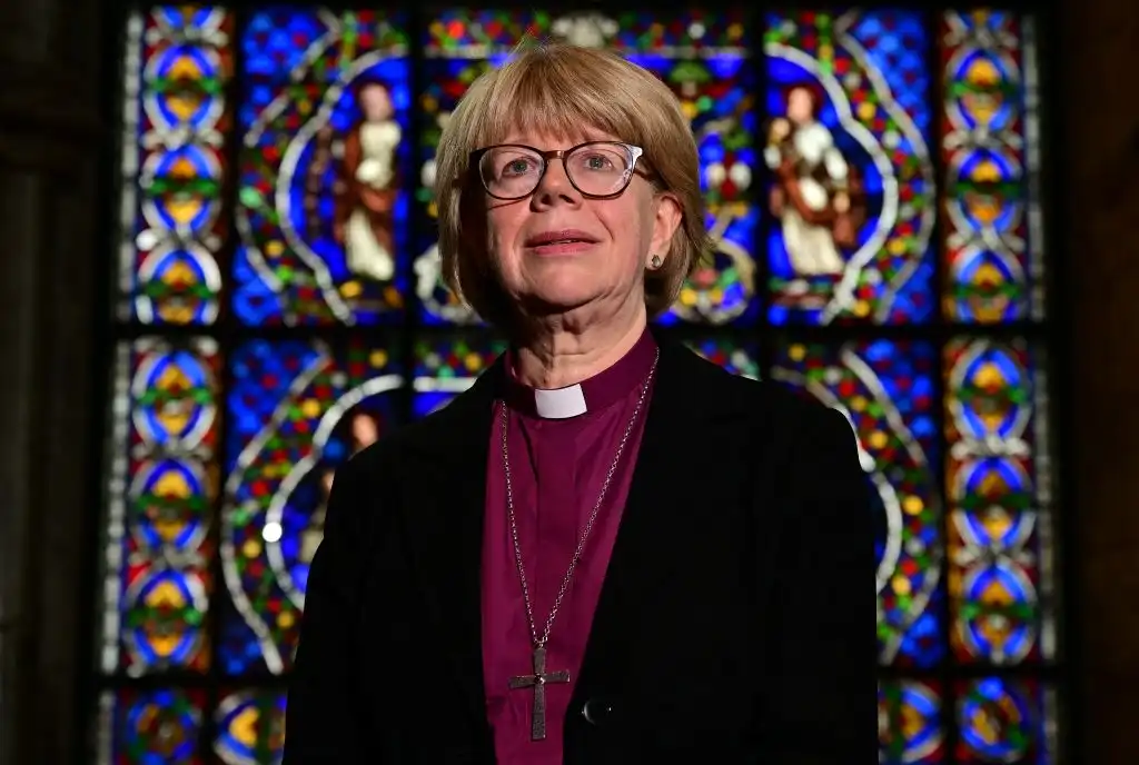 La Iglesia de Inglaterra rompe tradiciones: Sarah Mullally como primera arzobispa