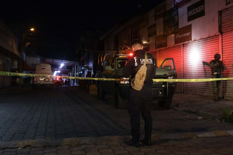 Ejecutan a pareja dentro de camioneta en Barranca Honda; dos más resultan heridos