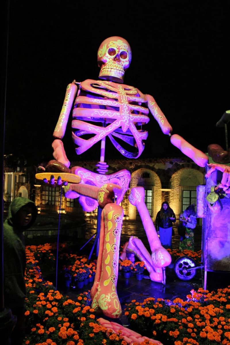 Atlixco deslumbra con catrinas monumentales en el Festival Internacional 2025