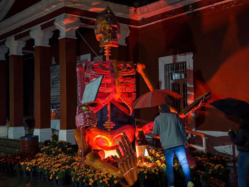 Atlixco deslumbra con catrinas monumentales en el Festival Internacional 2025