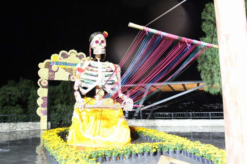 Atlixco deslumbra con catrinas monumentales en el Festival Internacional 2025