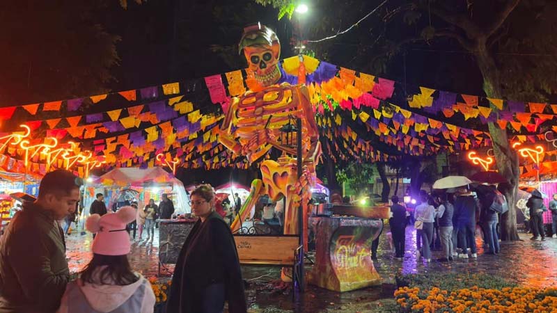 Atlixco deslumbra con catrinas monumentales en el Festival Internacional 2025