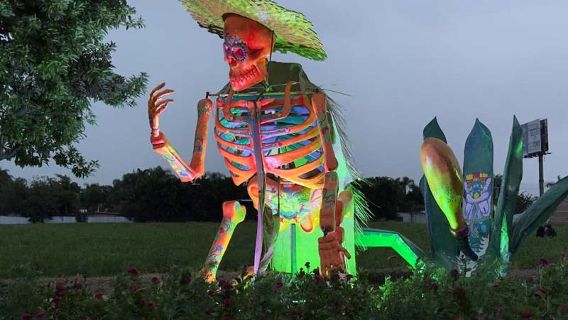 Atlixco deslumbra con catrinas monumentales en el Festival Internacional 2025