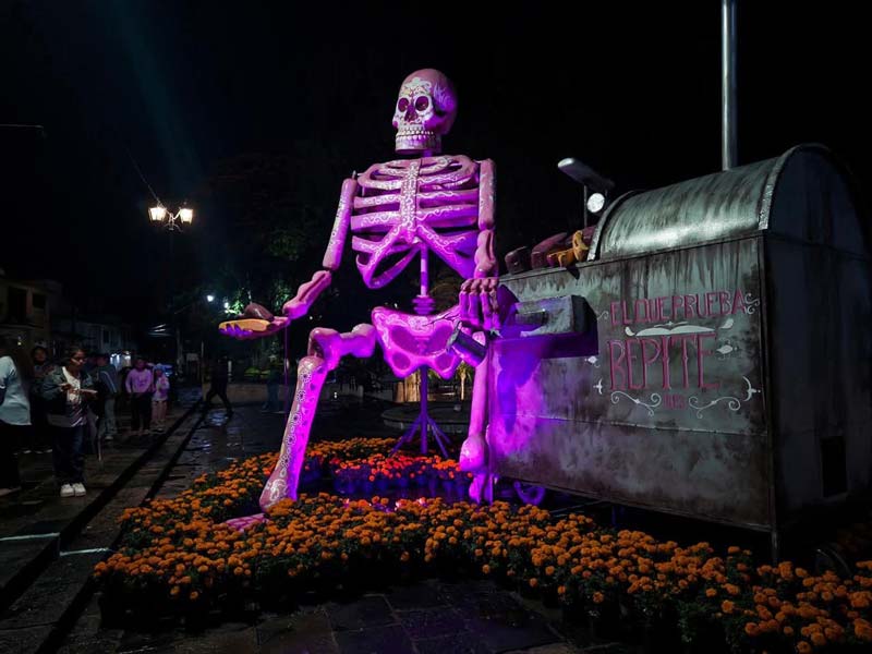 Atlixco deslumbra con catrinas monumentales en el Festival Internacional 2025