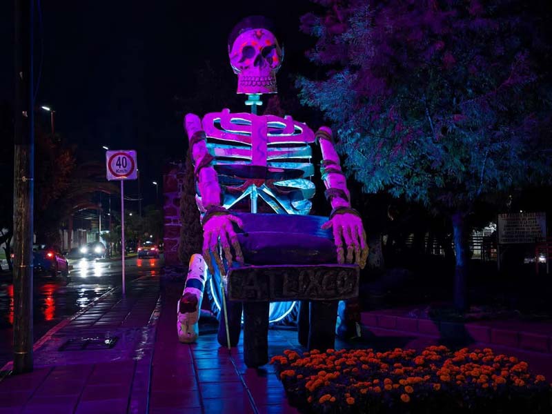 Atlixco deslumbra con catrinas monumentales en el Festival Internacional 2025