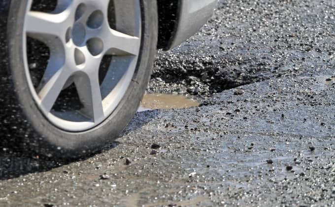 Reportan más de 20 autos dañados por baches en Aguascalientes tras las lluvias  Tras las fuertes lluvias en Aguascalientes, el titular de la Secretaría de Obras Públicas del municipio, Miguel Ángel Huízar Botello, informó que en lo que va del año ya se han recibido más de 20 reportes de vehículos dañados por los baches.  El funcionario explicó que la causa principal de estas quejas es la falta de señalización, ya que la lluvia arrastra los letreros.  “Aquí el problema es que cuando un vehículo cae en un bache es porque la lluvia quita el señalamiento. Entonces, al no haber señalización, ocurre el incidente. Pero estamos trabajando para que todas las reparaciones cuenten con señalamiento”, señaló.  Huízar Botello añadió que, de estos reportes, al menos la mitad no procedieron por exceso de velocidad.  “Algunas no procedieron por exceso de velocidad. Hay vialidades donde no se puede exceder el límite por las condiciones de las reparaciones”, apuntó.  Actualmente, las brigadas atienden entre 100 y 150 reportes diarios y supervisan toda la ciudad para detectar nuevos baches. El funcionario aseguró que, en estas semanas, podrían quedar rehabilitados todos los baches detectados.