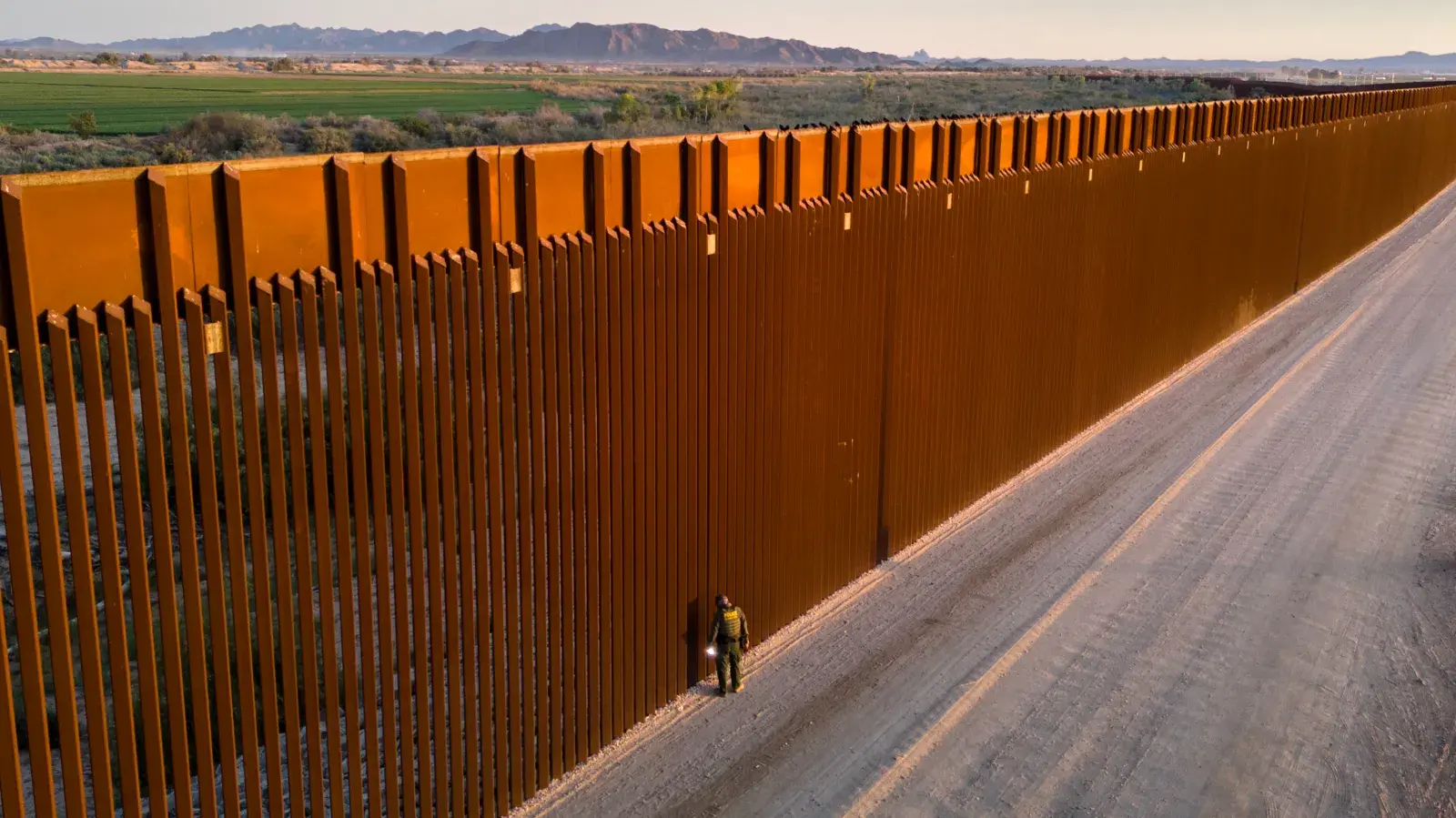 Los cruces ilegales entre la frontera de México y Estados Unidos caen al mínimo en más de medio siglo