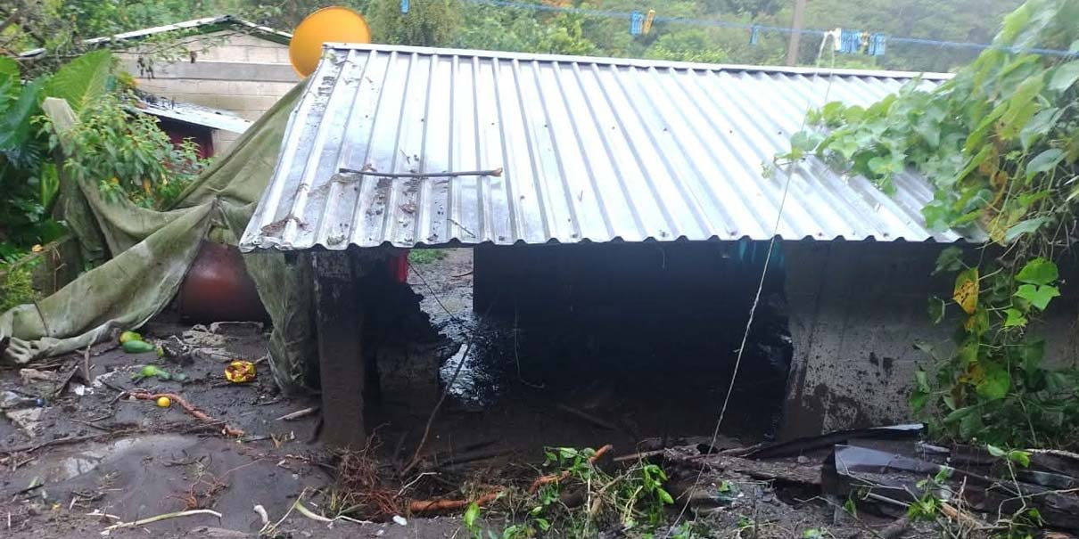 Caminos y puentes destruidos por Jerry en Tlacuilotepec; municipio incomunicado