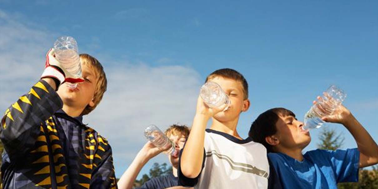 Consumir agua fortalece bienestar de las infancias: Grupo Kosmos
