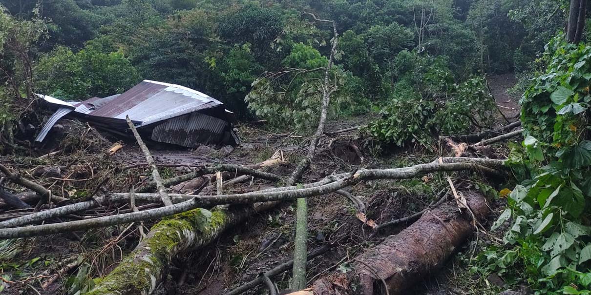 Deslaves y daños en vías principales afectan a municipios de la Sierra Norte de Puebla