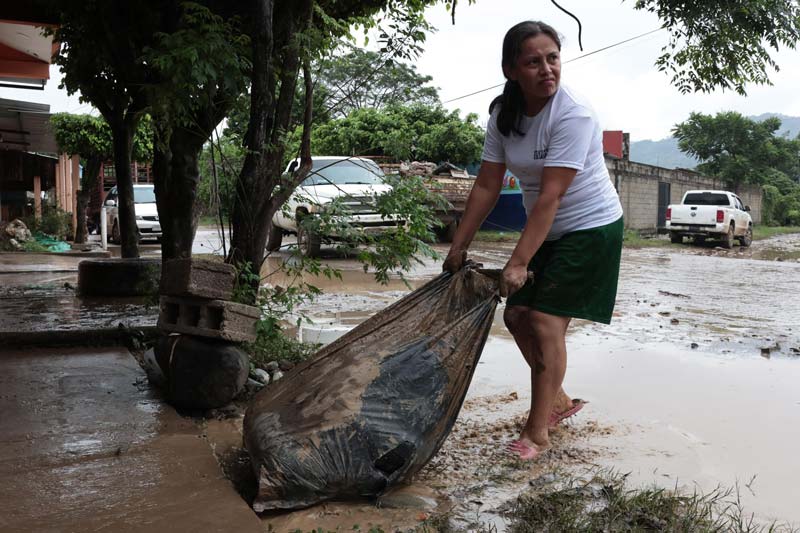 Alertan a familias para evacuar zonas de riesgo en la Sierra Norte