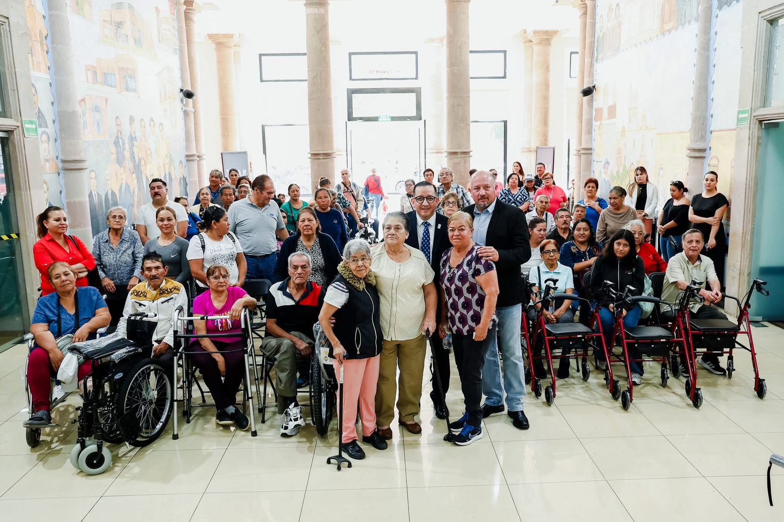 Personas del Distrito 17 reciben sillas de ruedas, bastones y andaderas