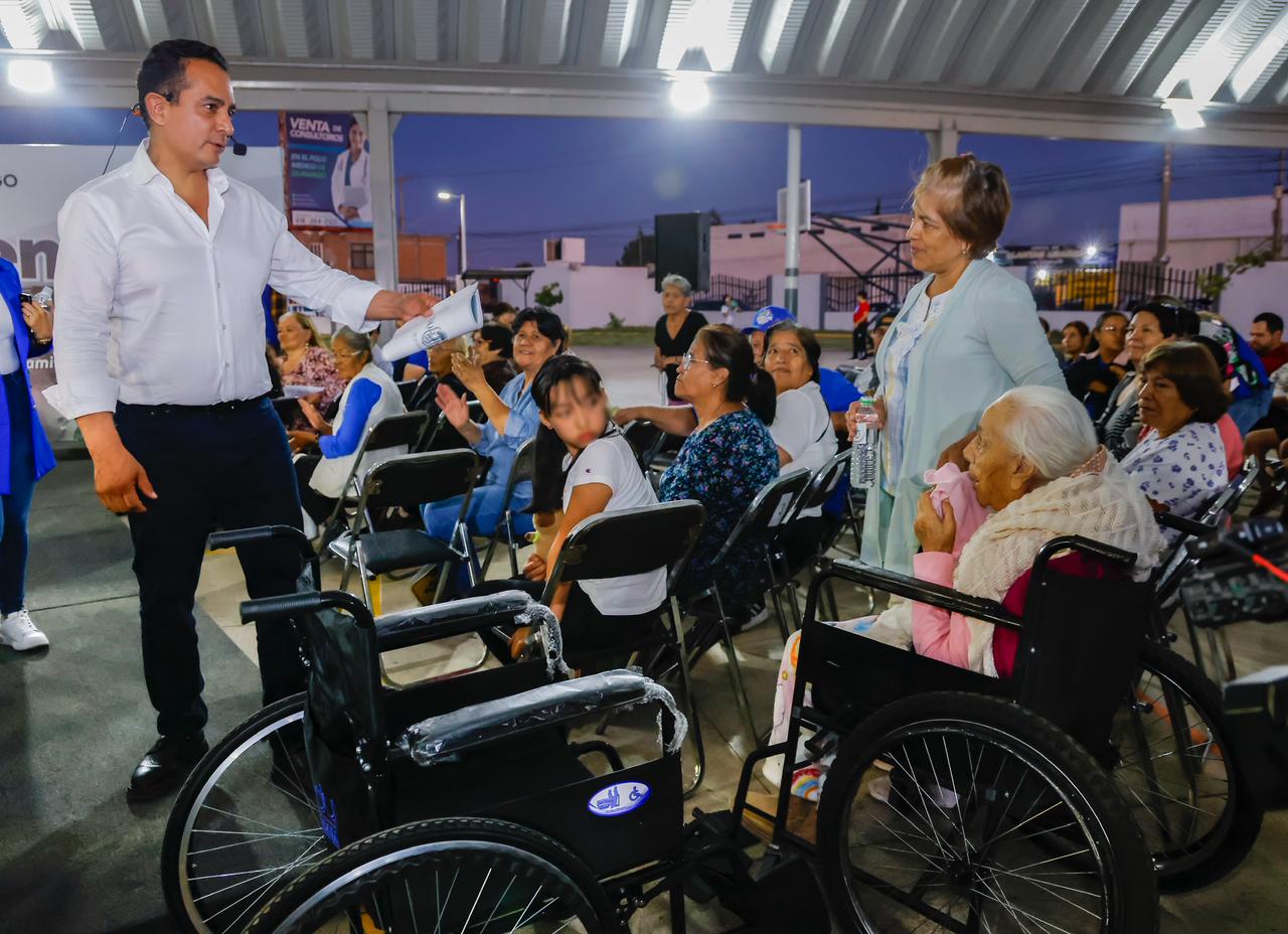 Alcalde de Durango atiende peticiones de habitantes del Huizache