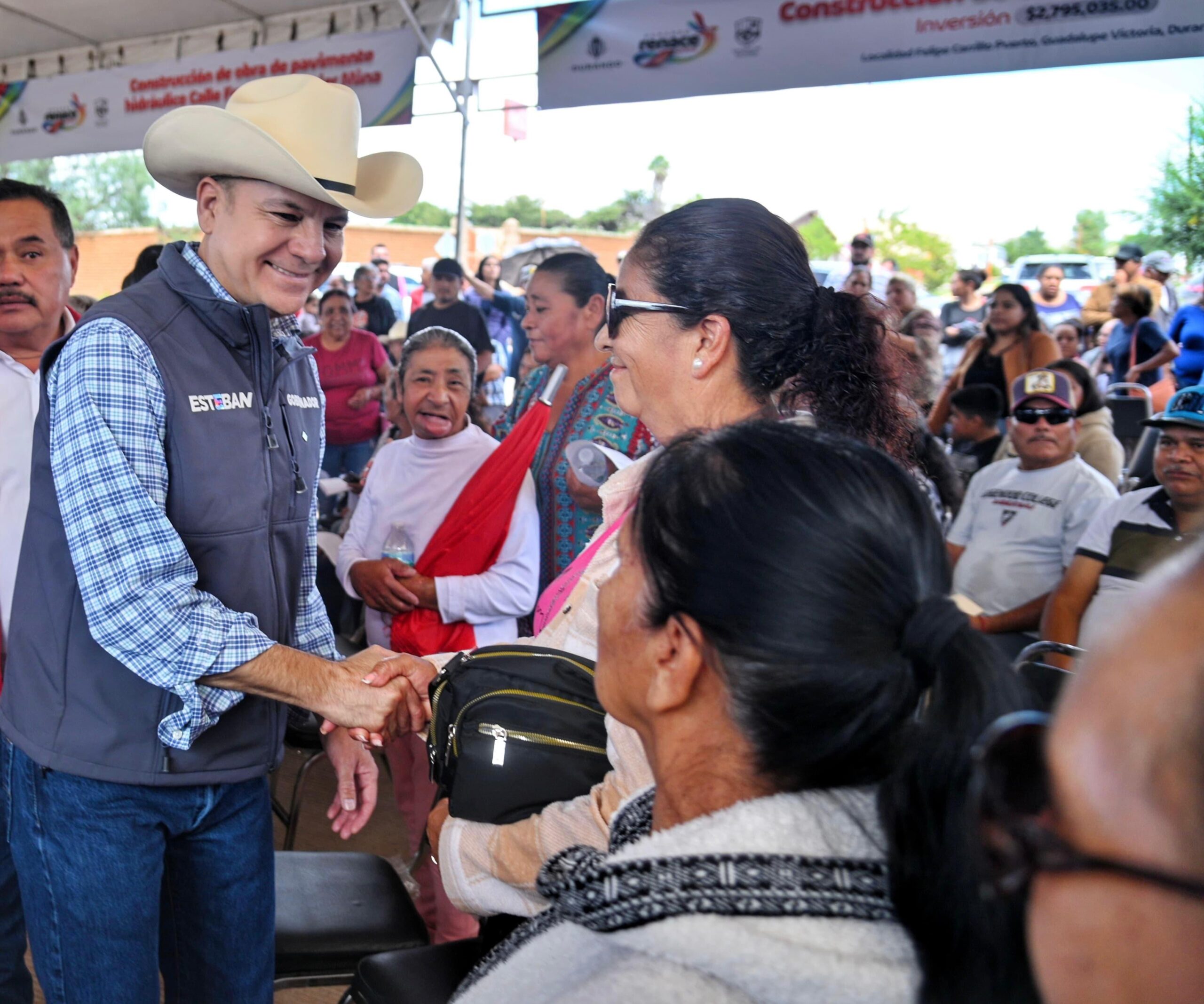 Gobierno estatal distribuye calentadores solares y tinacos en Guadalupe Victoria