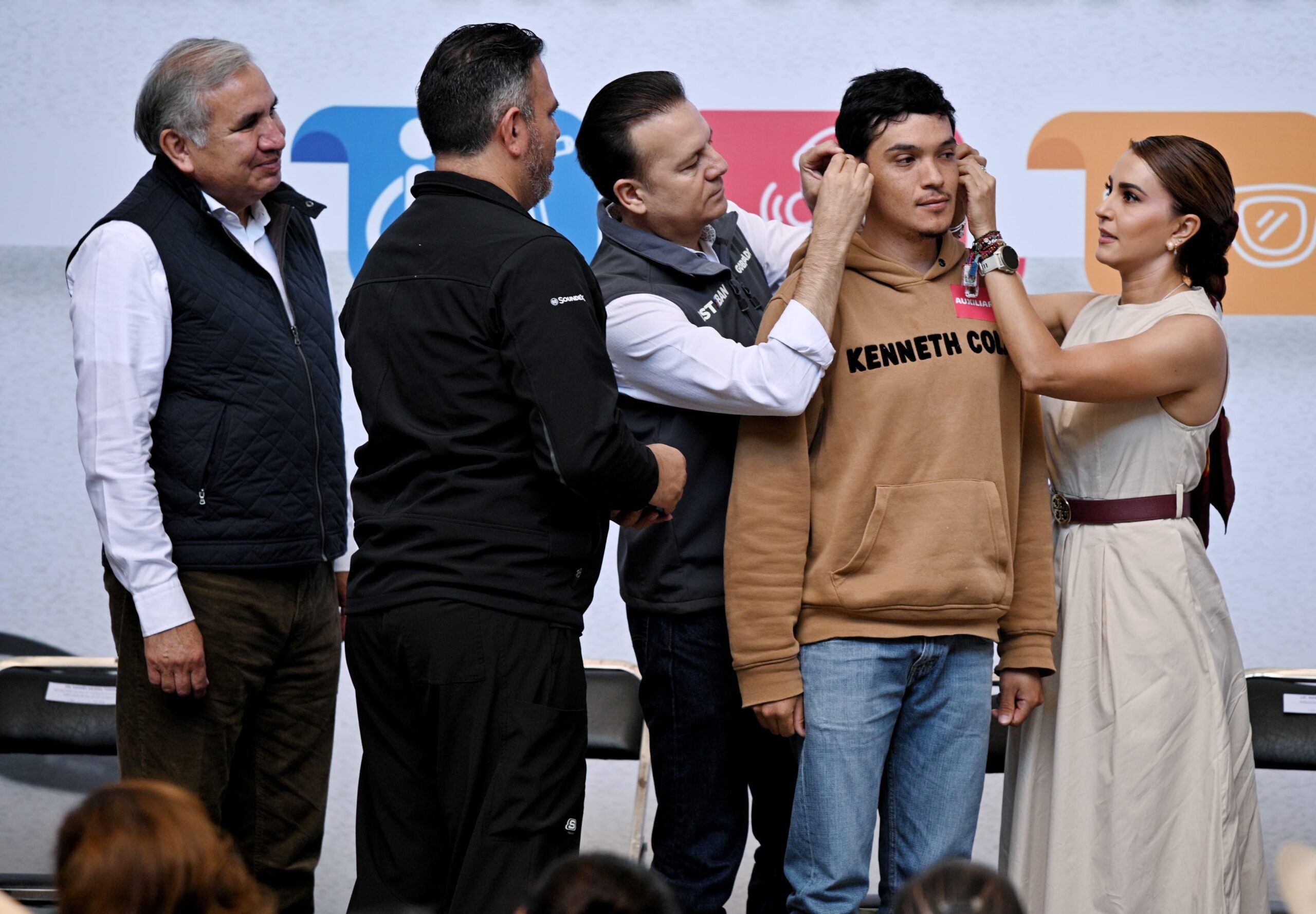 Entregan auxiliares auditivos, lentes y aparatos de movilidad en Durango