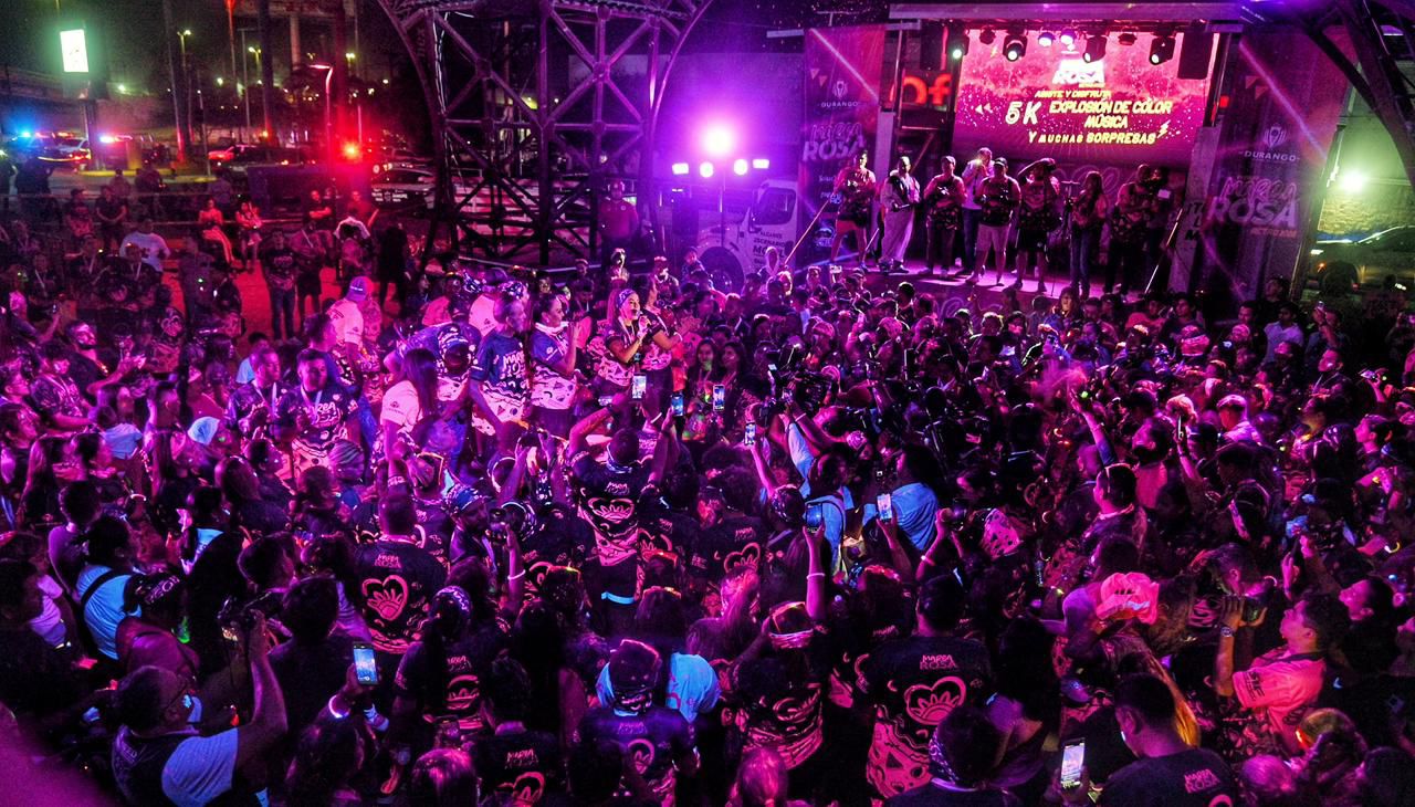 Más de tres mil personas participan en la Marea Rosa Retro 2025 en La Laguna