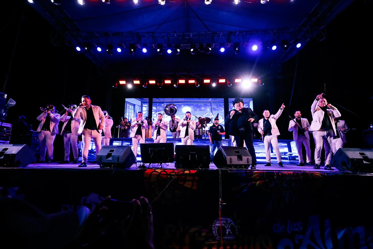 Miles asisten a concierto de El Coyote y Los Cadetes de Linares