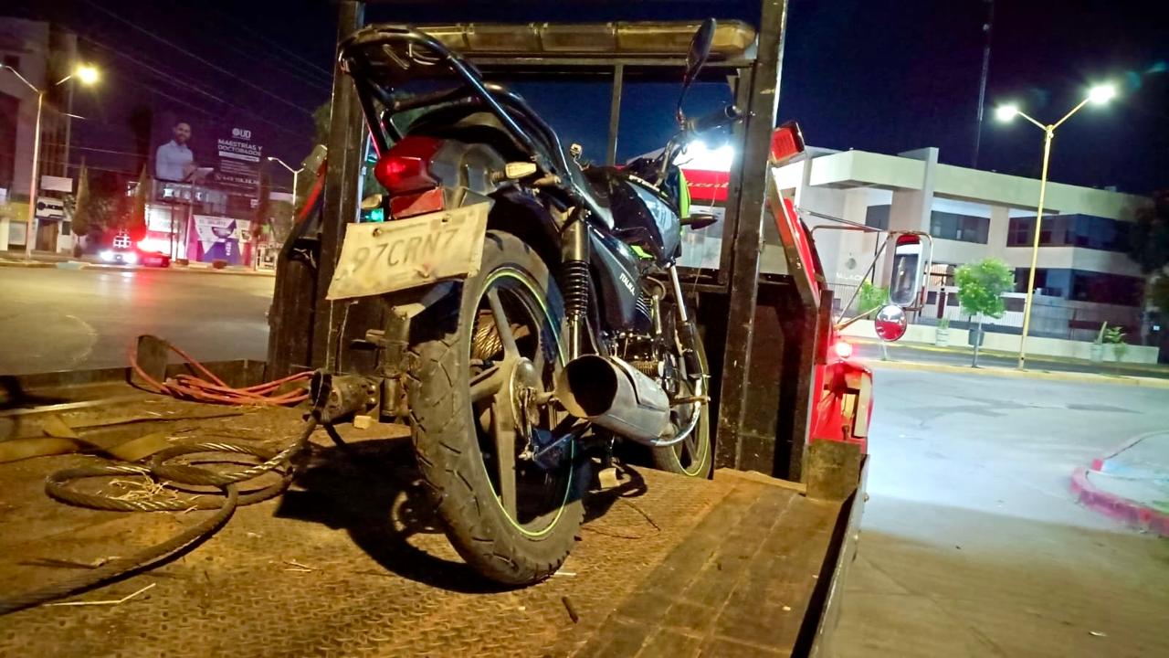 Aseguran policías estatales una motocicleta con placas sobrepuestas