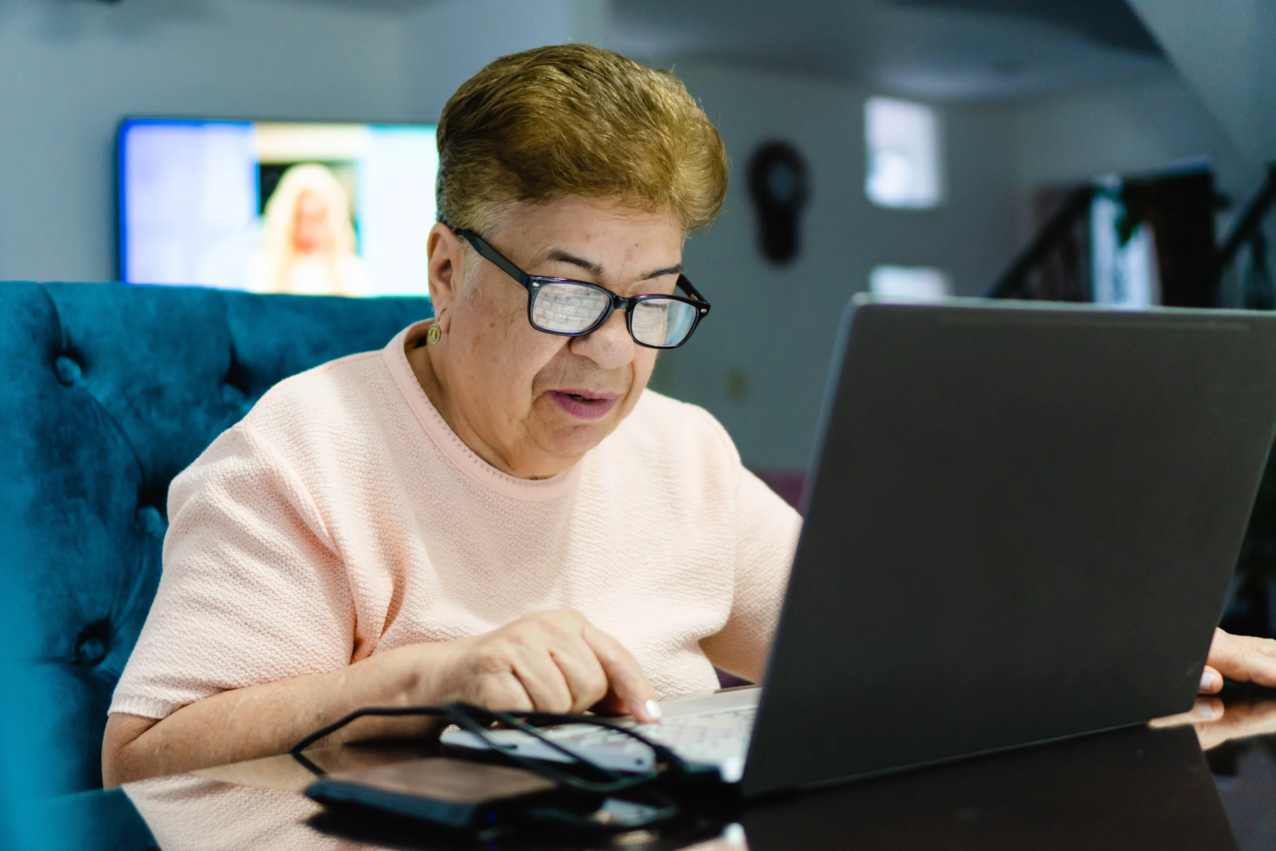 El microchip en el ojo que devuelve la vista: pacientes ciegos logran leer gracias a esta tecnología