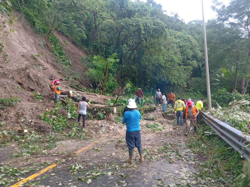 Deslaves y daños en vías principales afectan a municipios de la Sierra Norte de Puebla