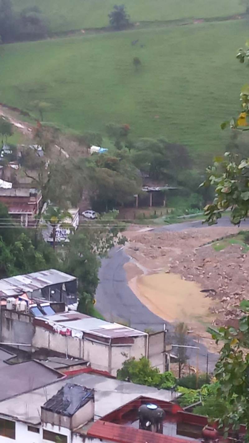 Deslaves y daños en vías principales afectan a municipios de la Sierra Norte de Puebla