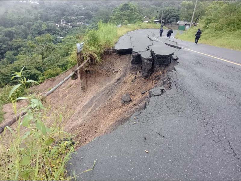 Deslaves y daños en vías principales afectan a municipios de la Sierra Norte de Puebla