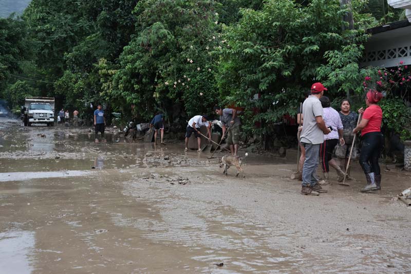 Alertan a familias para evacuar zonas de riesgo en la Sierra Norte
