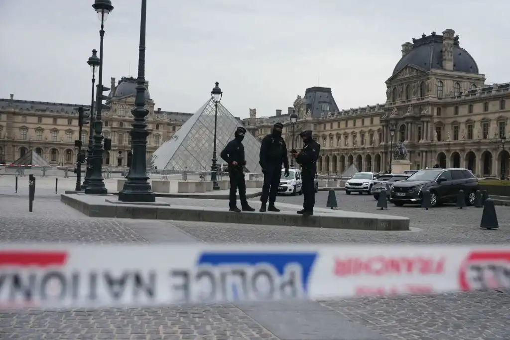 El Louvre permanece cerrado tras espectacular robo de joyas del siglo XIX: &#8216;Es una imagen muy negativa del país&#8217;