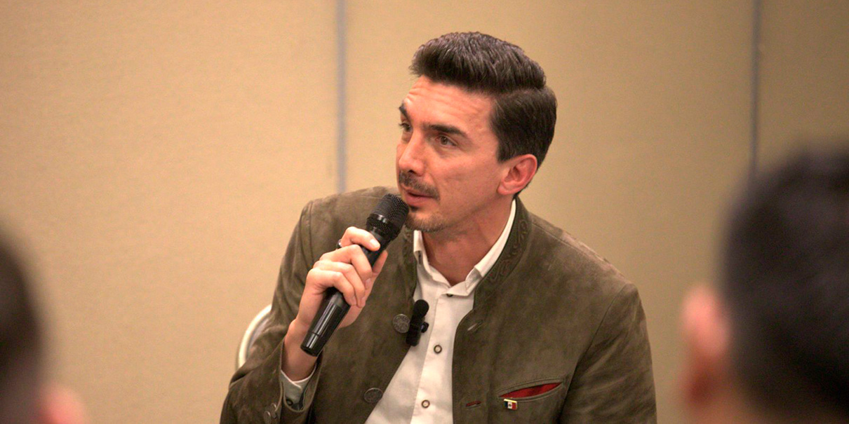 Presenta Alejandro Martínez Araiza su Re-evolución sindical a especialistas en Relaciones Laborales