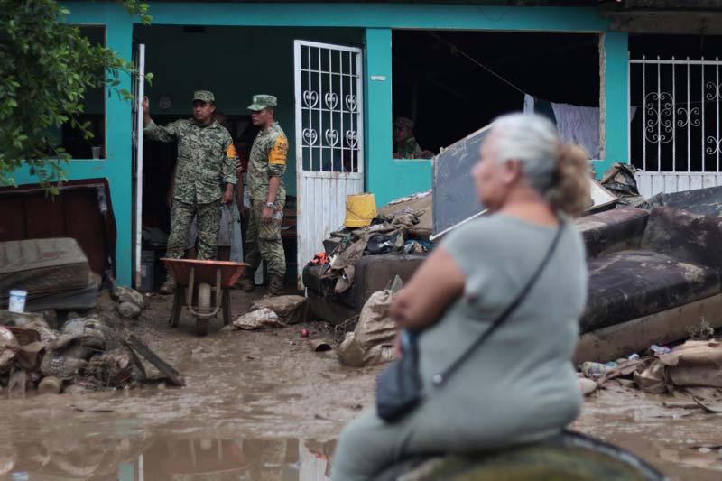 Alertan a familias para evacuar zonas de riesgo en la Sierra Norte