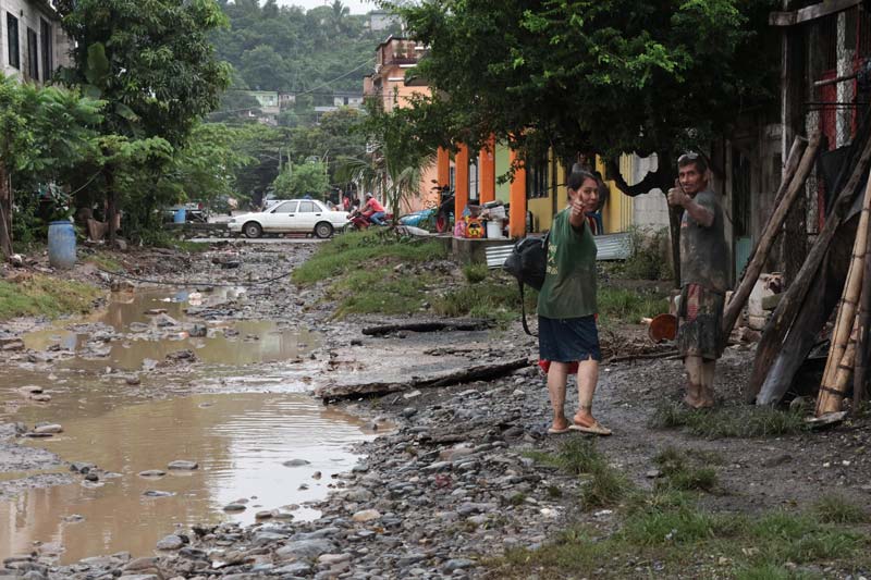 Alertan a familias para evacuar zonas de riesgo en la Sierra Norte